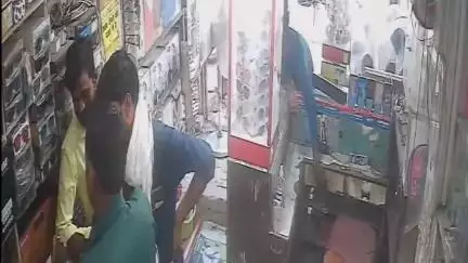 महमूदाबाद: कस्बा रामपुर मथुरा में दुकान से चोरी, सीसीटीवी फुटेज से पहचान कर चोर को दूसरे दिन बाजार से पकड़ा गया