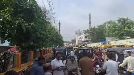 खंडवा रेलवे स्टेशन के सामने ऑटो रिक्शा की डबल लाइन लगने के कारण दिनभर लगता है इसी तरह का जाम यातायात विभाग इधर दे ध्यान