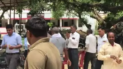 श्री ठाकुर जी महाराज बिराजमान मंदिर बसई के तत्वाधान में बिसौली तहसील परिसर में स्थित शिव मंदिर पर प्रसाद वितरण किया गया