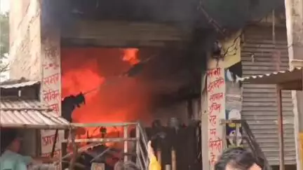 चकरनगर: हनुमन्तपुरा में एक इलेक्ट्रॉनिक दुकान में शॉर्ट सर्किट से लगी भीषण आग, लाखों का सामान हुआ राख