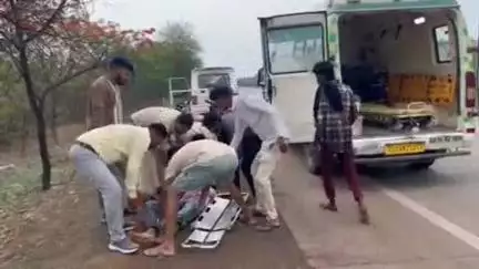 सिमगा: सिमगा के पास रायपुर-बिलासपुर नेशनल हाईवे पर दोपहिया वाहन पेड़ से टकराया, एक घायल
