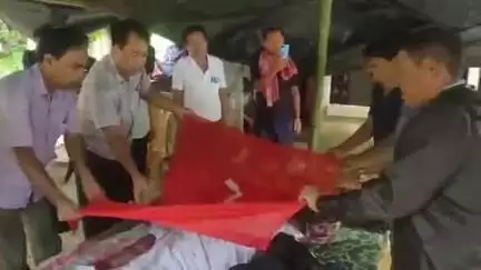সাব্রুম: গার্দ্দাং ভূবনবাসী পাড়ায় প্রয়াত সিপিআই(এম) নেতা দিলীপ ত্রিপুরার বাড়ীতে যান সিপিআই(এম) নেতৃত্ব