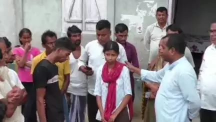 দলগাঁও ভাগ: সন্দেহ যুক্ত বিদেশী খাগজানি গাঁওৰ অবিৰণ বেগমৰ ঘৰত ৰাইজৰ দলৰ সাধাৰণ সম্পাদক উপস্থিত হয় চৰকাৰক সমালোচনা