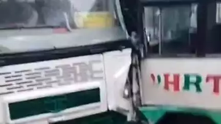 आनी: बानीगाड में ब्रेक फेल होने से बस दूसरी बस से टकराई, बड़ा हादसा टला, चार लोग घायल