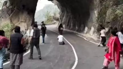 निचार: किन्नौर के चौरा मिनी टनल के समीप बाईकर कर रहे खतरनाक स्टंट, जान-माल का हो सकता है नुकसान