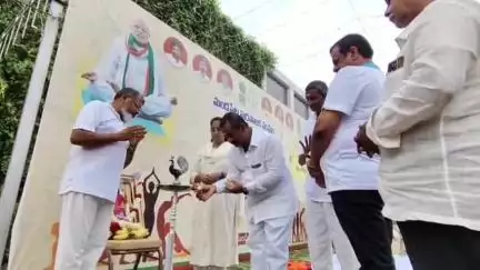యోగాభ్యాసన తో శారీరక, మానసిక  ఆరోగ్యానికి మేలు: మండపేట యోగాంధ్ర కార్యక్రమం లో ఎమ్మెల్యే వేగుళ్ళ జోగేశ్వరరావు