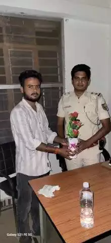 आज हम अपने छातापुर थाना  पहुंचकर नवपदस्थापित #थानाध्यक्ष कृष्णाकुमार सिंह  जी से शिष्टाचार मुलाकात कर  फूलों का गुलदस्ता भेंट किए।💐💐साथ ही अपने क्षेत्र के समस्याओं को भी थानाध्यक्ष साहब के सामने रखे।