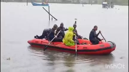 കൊച്ചി: ചെറായി വീരൻ പുഴയിൽ വഞ്ചിമറിഞ്ഞ് കാണാതായ യുവാവിന് വേണ്ടി ഫയർഫോഴ്സ് തിരച്ചിൽ ആരംഭിച്ചു