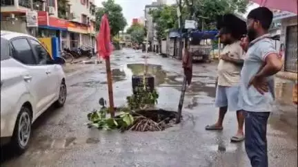 ব্যারাকপুর ২: ব্যারাকপুর জেআরআর রোডে ধস, পদক্ষেপের আশ্বাস পৌর প্রশাসনের
#jansamasya