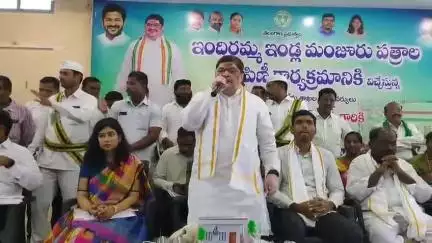 హుస్నాబాద్: మున్సిపల్ కార్యాలయం లో పట్టణానికి చెందిన ఇందిరమ్మ ఇళ్లు లబ్ధిదారులకు పట్టాలు పంపిణీ చేసిన మంత్రి పొన్నం ప్రభాకర్
