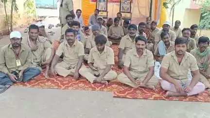 ಕಂಪ್ಲಿ: ಪೌರ ನೌಕರರ ಮುಷ್ಕರ 4ನೇ ದಿನಕ್ಕೆ, 'ನಮ್ಮ ಏರಿಯಾದಲ್ಲಿ ಕಸ ಎತ್ತೋಕೆ ಬಂದಿಲ್ಲ' ಎಂದು ದೂರು ನೀಡಲು ಪುರಸಭೆಗೆ ಬಂದ ಮಹಿಳೆ #localissue