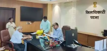 जिलाधिकारी, पटना द्वारा बिहार लोक शिकायत निवारण अधिनियम के तहत द्वितीय अपील के 19 मामलों की सुनवाई की गई तथा परिवादों का निवारण किया गया। लोक शिकायत के निष्पादन में शिथिलता बरतने के कारण भूमि सुधार उप समाहर्ता, बाढ़ से स्पष्टीकरण किया गया।
