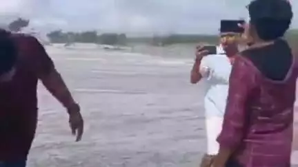 అల్పపీడన ద్రోణి ప్రభావంతో అంబేద్కర్ కోనసీమ జిల్లాలో ముందుకొచ్చిన సముద్రం, సోషల్ మీడియాలో వీడియోలు వైరల్