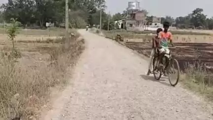 इटवा: रजवापुर से गौरा बाजार दो किलोमीटर लम्बी सड़क टूटकर हुई जर्जर, राहगीरों को आवागमन में हो रही परेशानी #jansamasya