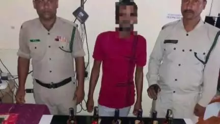 কাঞ্চনপুর: কাঞ্চনপুর বাজার এলাকায় নেশাবিরোধী অভিযানে নেমে ৩২ বোতল মদ সহ এক অটো রিক্সা চালক আটক করল পুলিশ