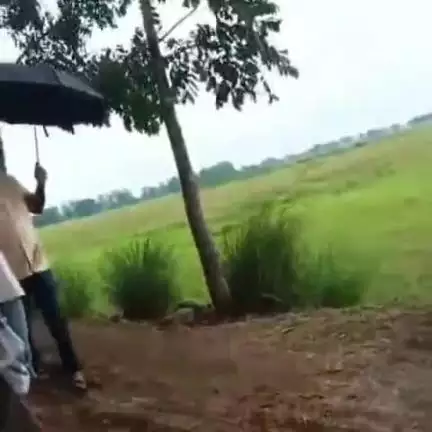 দাসপুর ১: নিচ নাড়াজোলে বেহাল রাস্তা, বাঁশের ডুলি করে নিয়ে যাওয়া হচ্ছে রোগীকে #jansamasya
