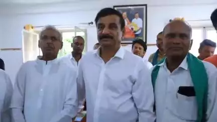 దుబ్బాక: స్థానిక ఎమ్మెల్యే క్యాంప్ కార్యాలయంలో CM సహాయ నిధి చెక్కులు పంపిణీ చేసిన ఎమ్మెల్యే ప్రభాకర్ రెడ్డి