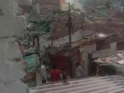 Ashok vihar phase ii ma cylendar fat gaya ha