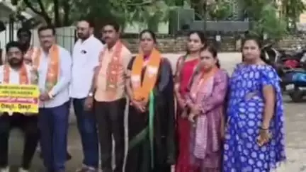 ಹೊಸಪೇಟೆ: ಜನ ಔಷಧಿ ಕೇಂದ್ರಗಳನ್ನು ಮುಚ್ಚುವ ನಿರ್ಧಾರದ ವಿರುದ್ಧ,ನಗರದ ಸರ್ಕಾರಿ ನೂರು ಹಾಸಿಗೆ ಆಸ್ಪತ್ರೆ ಬಳಿ ಬಿಜೆಪಿ ವತಿಯಿಂದ ಪ್ರತಿಭಟನೆ