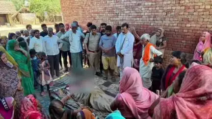 इटवा: अगया में प्रदीप यादव के छोटे भाई के निधन पर पूर्व बेसिक शिक्षामंत्री ने उनके आवास पर पहुंचकर व्यक्त की शोक संवेदना