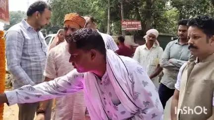 शंकरगढ़: ग्रामीणों की समस्या को देखते हुए जनपद सदस्य विवेक सिंह देव ने अटल चौक में लगवाया वाटर कूलर