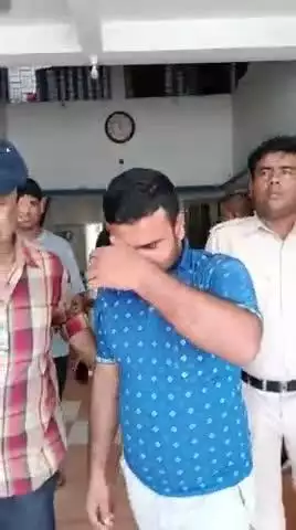 ভগবানগোলা ২: রানিতলায় বেআইনি বাংলা মদ সহ গ্রেপ্তার যুবক; উদ্ধার 18 বোতল বাংলা মদ, ধৃতকে পেশ আদালতে