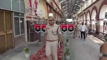 टूंडला: आरपीएफ की आईजी ने टूंडला रेलवे स्टेशन का किया निरीक्षण, सुरक्षा व्यवस्था का लिया जायजा