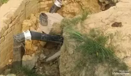 उतरौला: जल जीवन मिशन के तहत पाइप लाइन बिछाने के लिए खोदी जा रही सड़कों की हालत बुरी