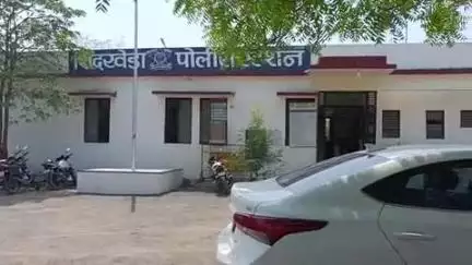 शिंदखेडा: वायपूर गावात घरफोडी सोने चांदीच्या दागिन्यासह रोकड लंपास अज्ञात चोरट्यांविरुद्ध शिंदखेडा पोलिसात गुन्हा दाखल.