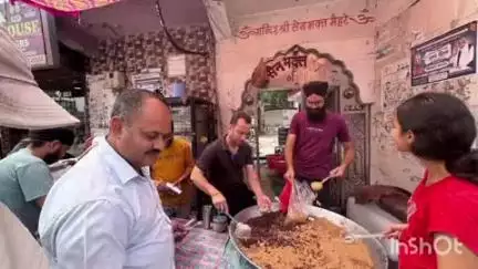 भोटा: गुरु अर्जन देव के शहीदी दिवस पर स्थानीय लोगों ने मैहरे बाजार में लगाई छबील