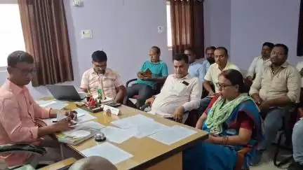 मोरवा: मनरेगा कर्मियों की बैठक में पोषण वाटिका पर ज़ोर, कार्यक्रम पदाधिकारी ने दिए निर्देश