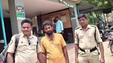 ఎదురులంక బ్రిడ్జి వద్ద ఆత్మహత్య చేసుకోబోతున్న యువకుడిని కాపాడిన పోలీసులు