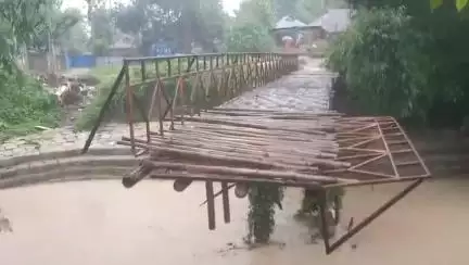 জামপুইজলা: প্রবল বন্যার  জলে ভাসিয়ে নিয়ে গেলো টাকারজলা রামহরি পাড়ার ব্রীজ