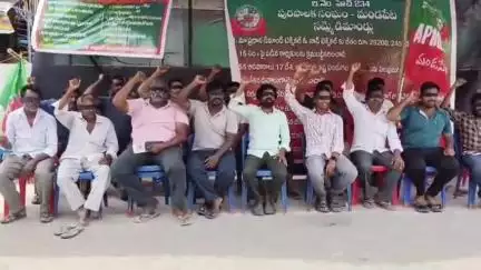 మండపేటలో కళ్ళకు గంతలు కట్టుకుని మున్సిపల్ ఇంజినీరింగ్ కార్మికుల నిరసన, సమస్యలు పరిష్కరించాలని డిమాండ్