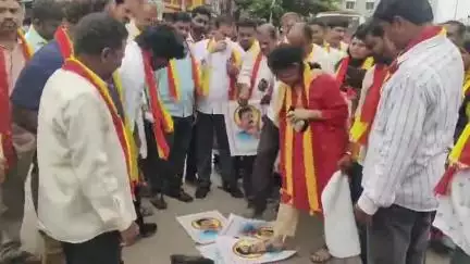 ಹೊಸಪೇಟೆ: ಕನ್ನಡ ಭಾಷೆ ಬಗ್ಗೆ ವಿವಾದಾತ್ಮಕ ಹೇಳಿಕೆ, ನಟ ಕಮಲ್ ಹಾಸನ್ ವಿರುದ್ಧ ನಗರದಲ್ಲಿ ಕರವೇ ಪ್ರತಿಭಟನೆ