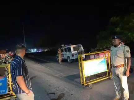 कुचायकोट: बलथरी चेकपोस्ट पर एसपी ने रात्रि गश्ती के दौरान अधिकारियों को दिए दिशा निर्देश