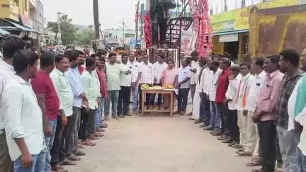 వెల్గటూరు: వెల్గటూర్ లో ఘనంగా మంత్రి శ్రీధర్ బాబు జన్మదిన వేడుకలు.. పండ్లు పంపిణీ చేసిన కాంగ్రెస్ నాయకులు