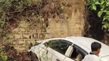 दुधि: आश्रम मोड़ के पास एक कार 30 फीट गहरे नाले में गिरी, कार सवार 6 लोग हुए घायल
