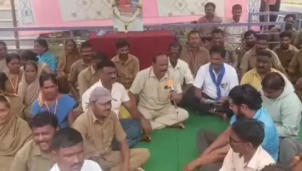 ಸವದತ್ತಿ: 4 ನೇ ದಿನಕ್ಕೆ ಕಾಲಿಟ್ಟ ಸವದತ್ತಿ ಯಲ್ಲಮ್ಮಾ ಪುರಸಭೆ ನೌಕರರಿಂದ  ವಿವಿಧ ಬೇಡಿಕೆ ಕುರಿತು ಪ್ರತಿಭಟನೆ