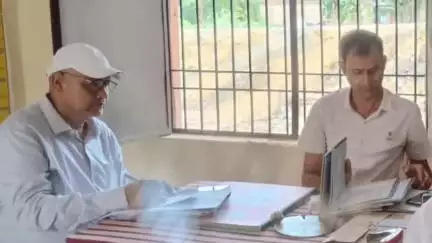सिसवन: सिसवन प्रखंड शिक्षा पदाधिकारी ने स्कूलों का किया औचक निरीक्षण