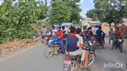 विद्यापति नगर: मलकालीपुर में तेज रफ्तार बाइक की टक्कर से युवक की मौत, मुआवजे की मांग को लेकर सड़क जाम