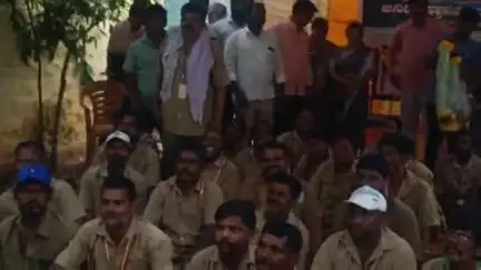 ಕಂಪ್ಲಿ: ನಗರದ ಪೌರ ನೌಕರರ ಧರಣಿ ಸ್ಥಳಕ್ಕೆ ಶಾಸಕ ಜೆ.ಎನ್. ಗಣೇಶ್ ಭೇಟಿ, ಮುಷ್ಕರ ಕೈಬಿಡಲು ಮನವಿ