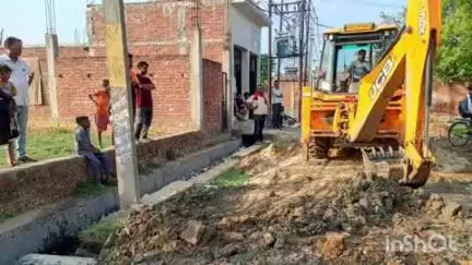 गोला गोकरणनाथ: ग्राम पंचायत गोला देहात में प्रधान ने पंचायत स्तर पर कराया तात्कालिक समाधान, जहांपुर मार्ग की मरम्मत शुरू