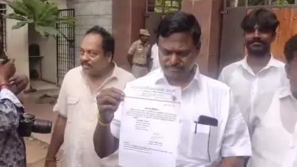 திண்டிவனம்: தைலாபுரம் தோட்டத்தில் பாமகவின் பொருளாளர் பதவியில் இருந்து திலகபாமாவை நீக்கிய பாமக நிறுவனர் மருத்துவர் ராமதாஸ்