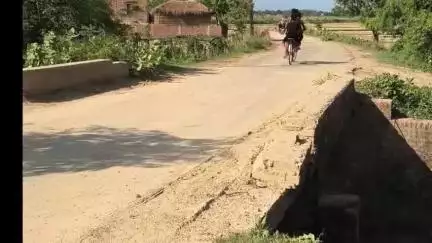 मैनाटांड़: मैनाटाड़-इनरवा मुख्य पथ में रमपुरवा गांव के पास त्रिवेणी कैनाल पर बना पुल आए दिन दुर्घटना को दे रहा दावत #jansamasya