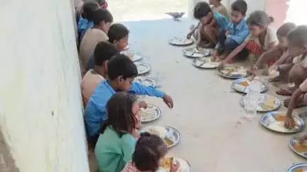 बथनाहा: सुपैना मध्य विद्यालय में मध्यान भोजन के नाम पर बच्चों को भात, रस और बिस्कुट दिया जा रहा है
