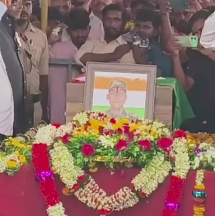 ಬಾದಾಮಿ: ಚಿಂಚಲಕಟ್ಟಿ ಗ್ರಾಮದಲ್ಲಿ ಸಕಲ ಸರ್ಕಾರಿ ಗೌರವಗಳೊಂದಿಗೆ ನೆರವೇರಿಸದ ಯೋಧನ ಅಂತ್ಯಕ್ರಿಯೆ