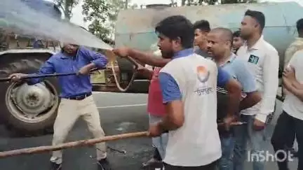 मनिका: नदबेलवा मोड़ के पास चलते ट्रक में लगी आग, पुलिस और ग्रामीणों की सूझबूझ से टली बड़ी घटना