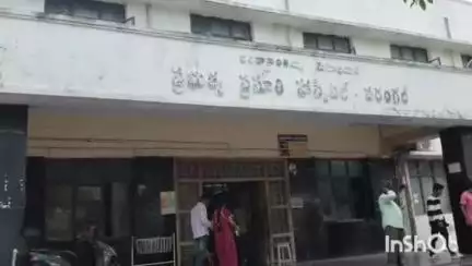 వరంగల్ సీకేఎం ఆసుపత్రిలో వైద్యులు నిర్లక్ష్యంగా వ్యవహరిస్తున్నారంటూ బాధితురాలి బంధువుల ఆందోళన