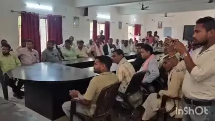 बिशुनपुरा: विधायक अनंत प्रताप देव ने विशुनपुरा के बाछिखोह, संध्या और पिपरीखुर्द गांवों को वितरित किया सामुदायिक वन पट्टा